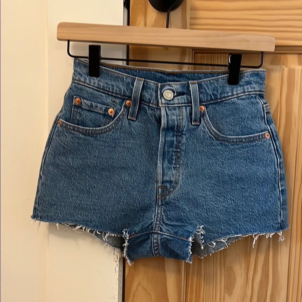 Never worn Levi’s jean shorts
